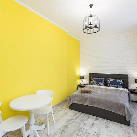 1 возле ж/д вокзала, 15 минут от центра