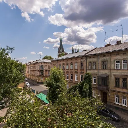 1 возле ж/д вокзала, 15 минут от центра