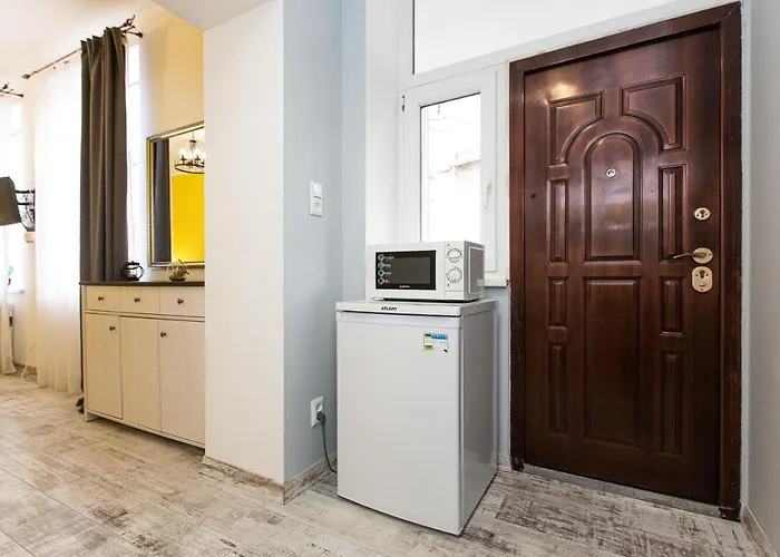 1 возле ж/д вокзала, 15 минут от центра Lviv