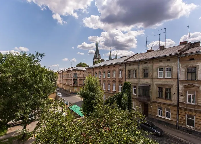 1 возле ж/д вокзала, 15 минут от центра